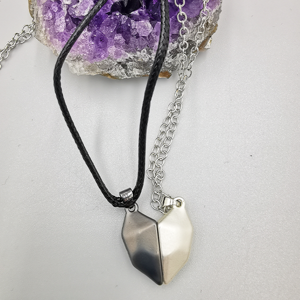 Persolisierte Geometrisches Herz harmonische coole Halsketten für Männer und Frauen Schwarz / Grau 50 cm Halsketten