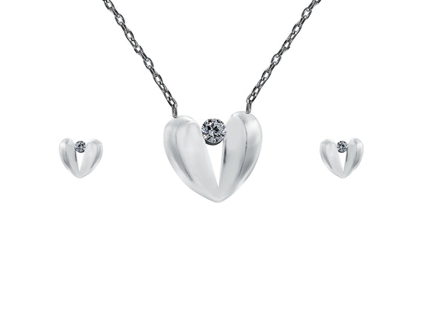 Persolisierte 925 Silber Halskette für Damen mit Edelsteinen in Herzform verziert. Geben Sie der Frau die Sie lieben, das Gefühl, etwas Besonderes